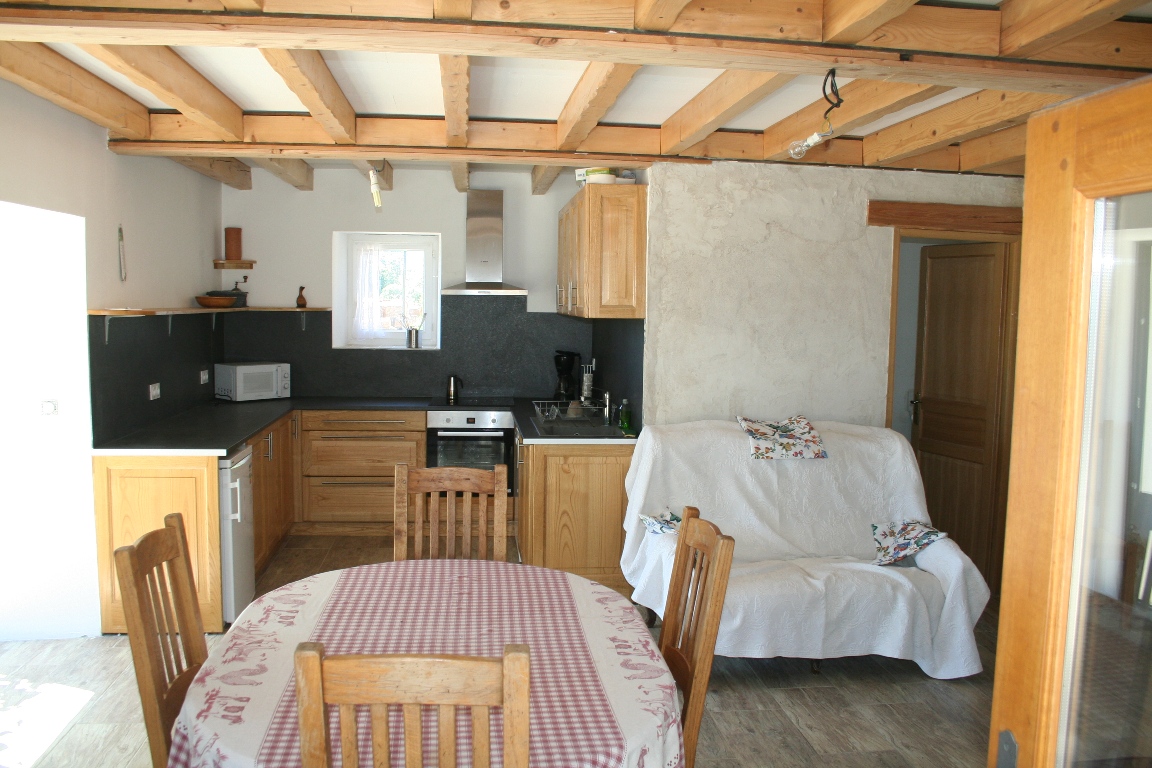 salle à manger et cuisine sud séjour et cuisine ouverte du gîte Ganisson