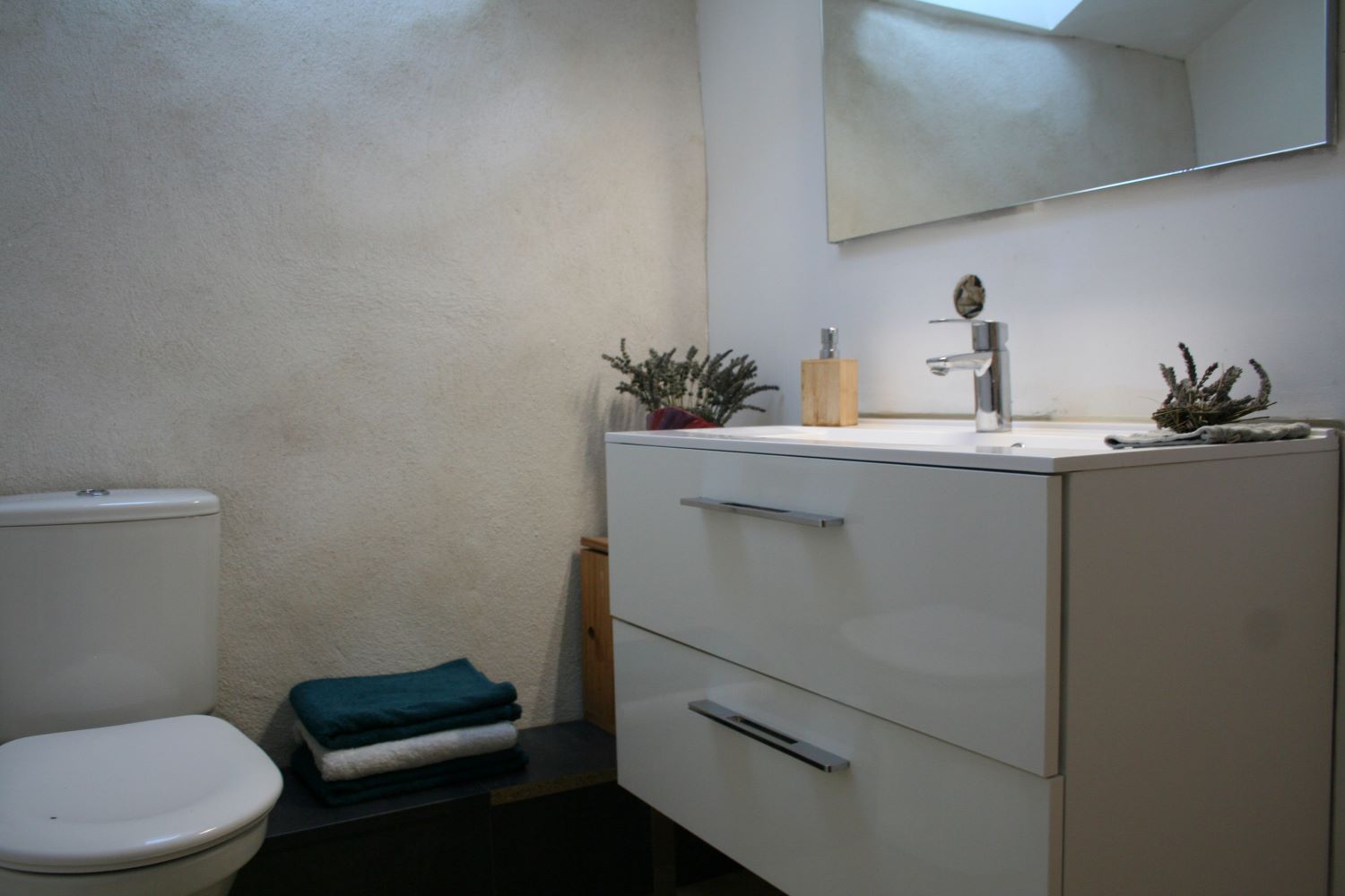 Toilettes à l'étage des chambres